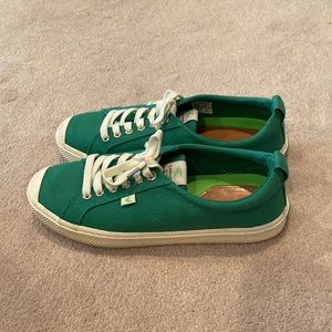 Cariuma shoes. Too small, I’m having to re-posh ://